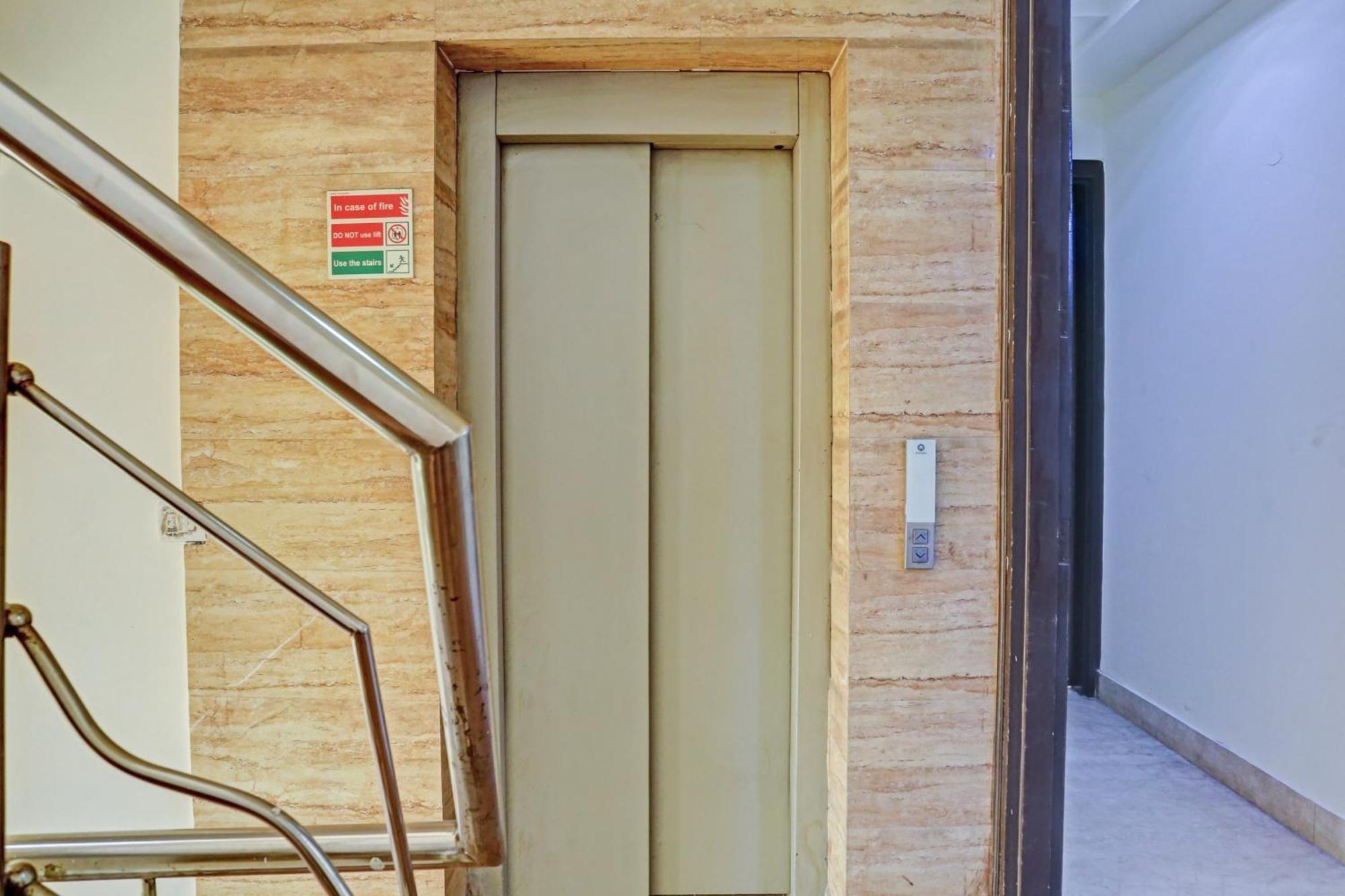 Hotel O Golden Key Inn Punjabi Bagh Neu-Delhi Exterior foto